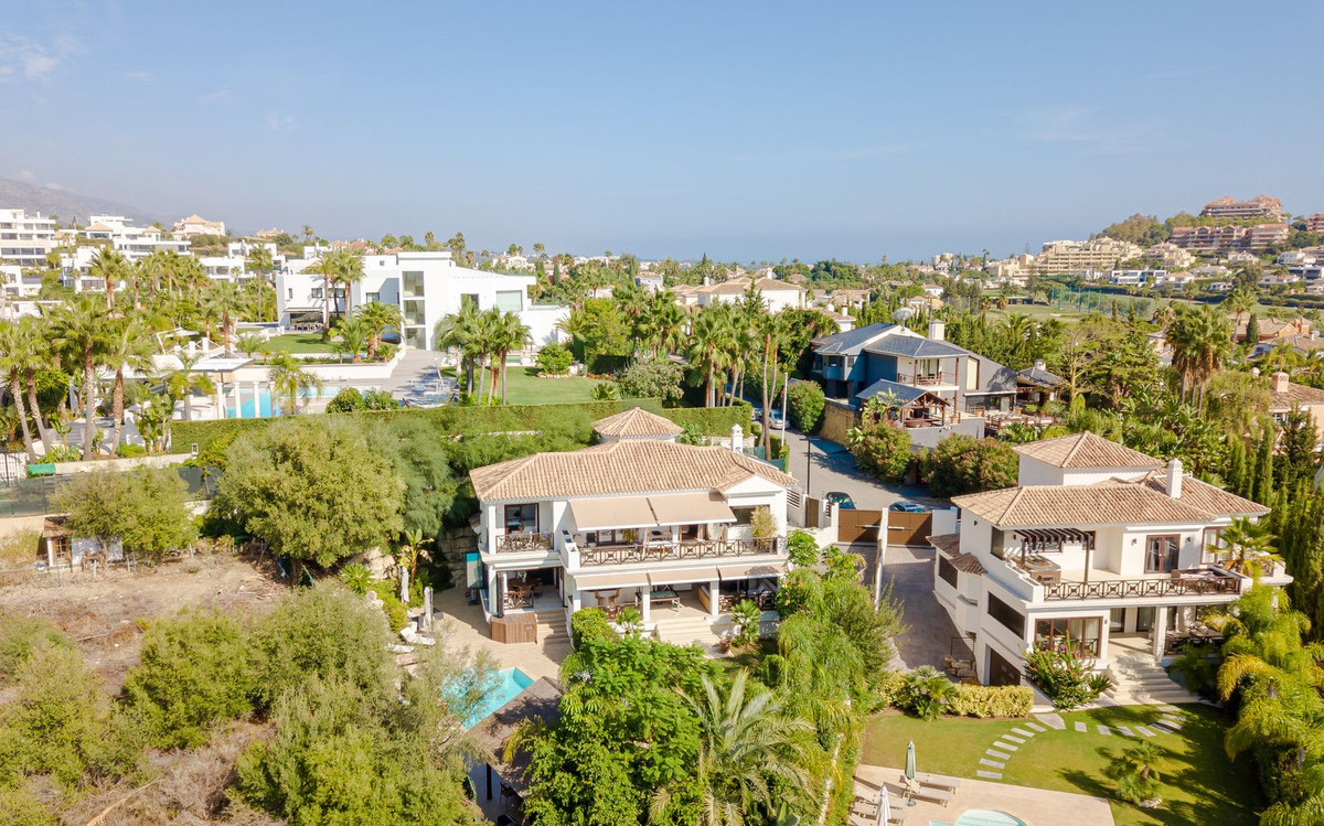 5 Bed فيلا مستقلة in Nueva Andalucía في Nueva Andalucía, فيلا مستقلة