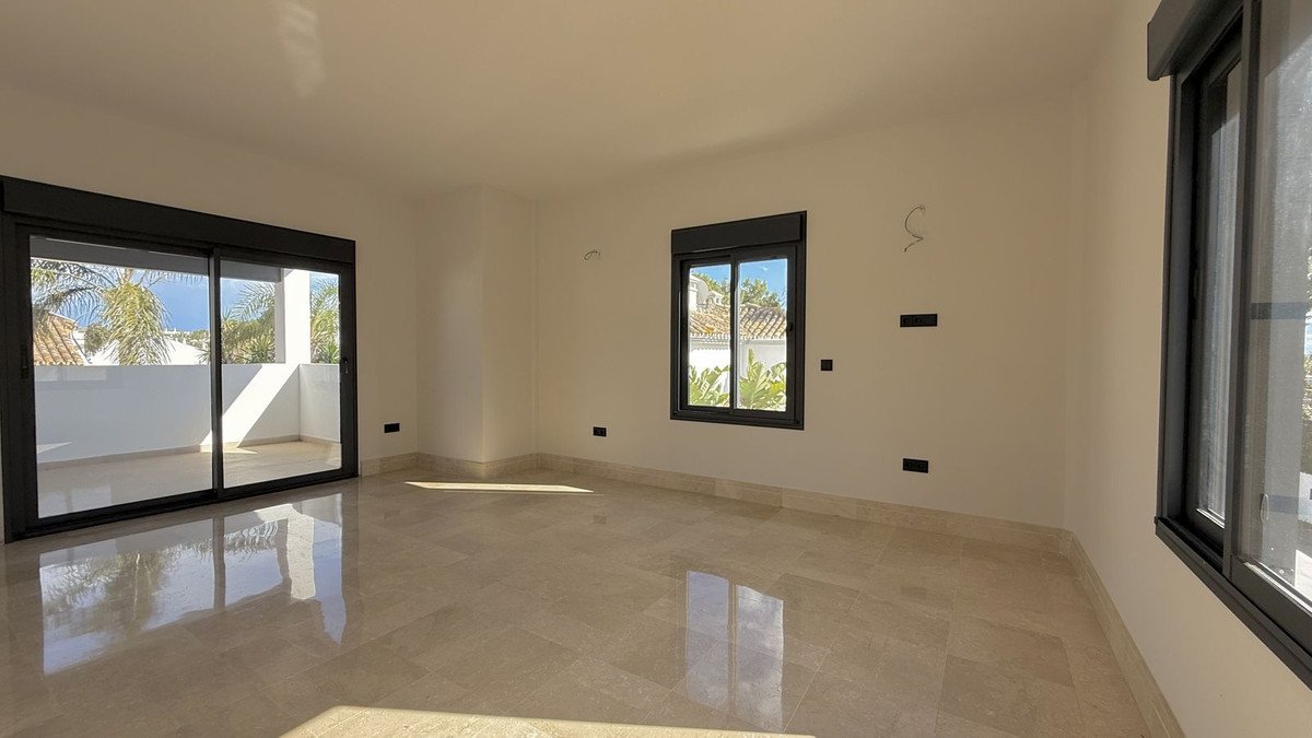 5 Bed فيلا مستقلة in Nueva Andalucía في Nueva Andalucía, فيلا مستقلة