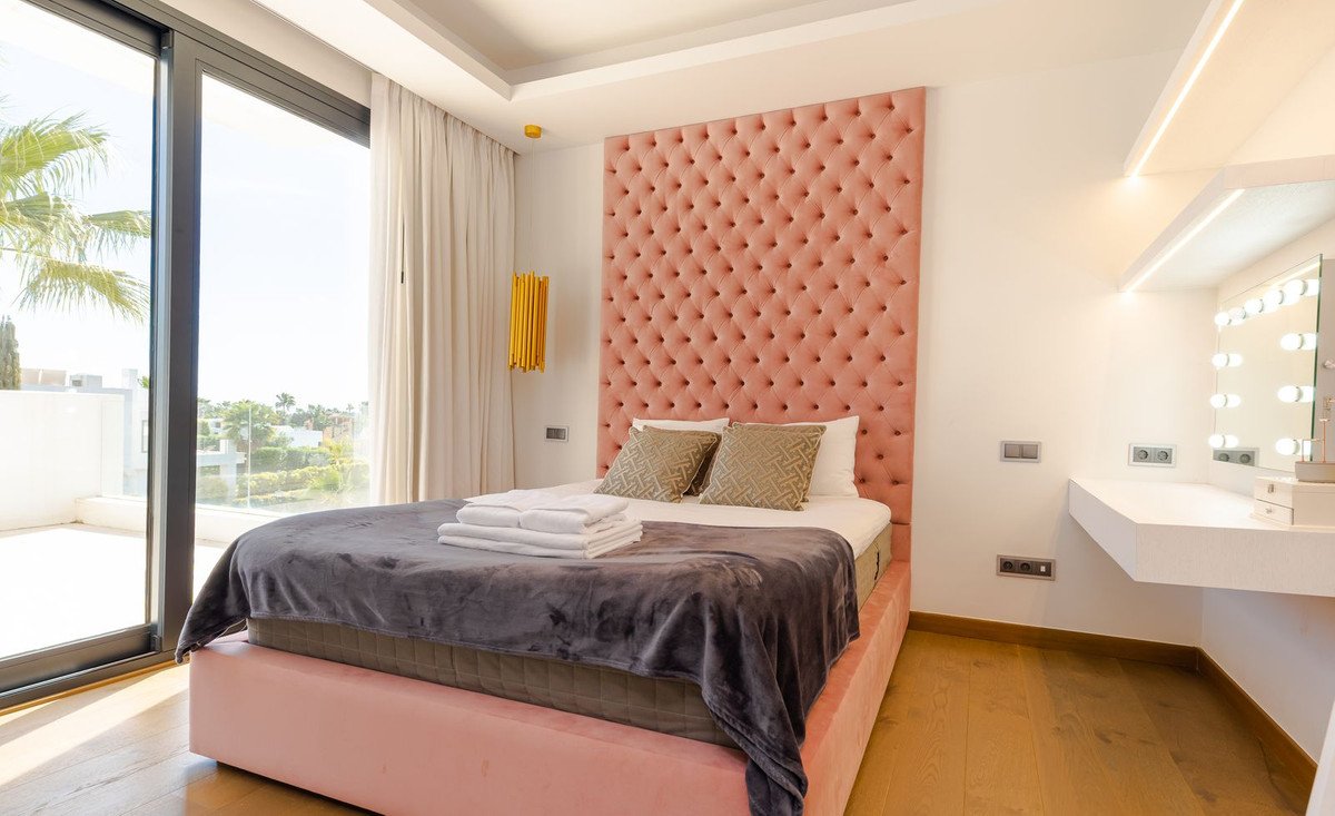 6 Bed فيلا مستقلة in Nueva Andalucía في Nueva Andalucía, فيلا مستقلة