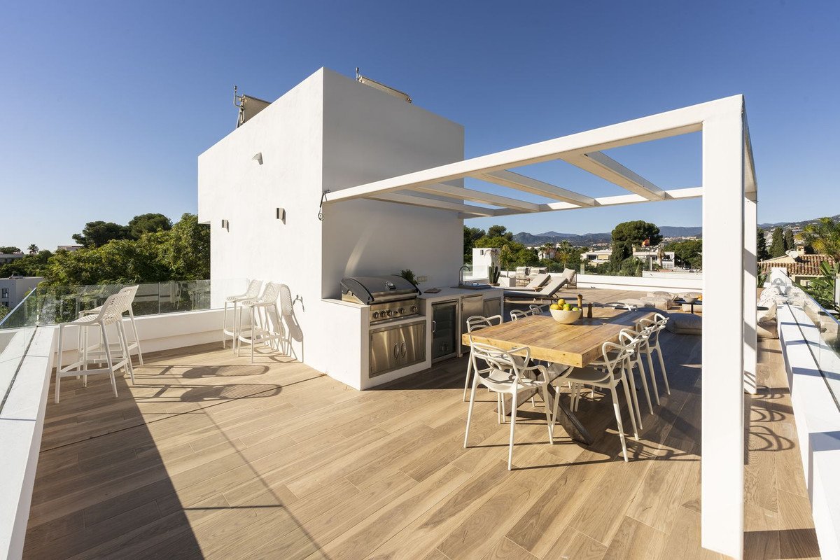 6 Bed فيلا مستقلة in Nueva Andalucía في Nueva Andalucía, فيلا منفصلة