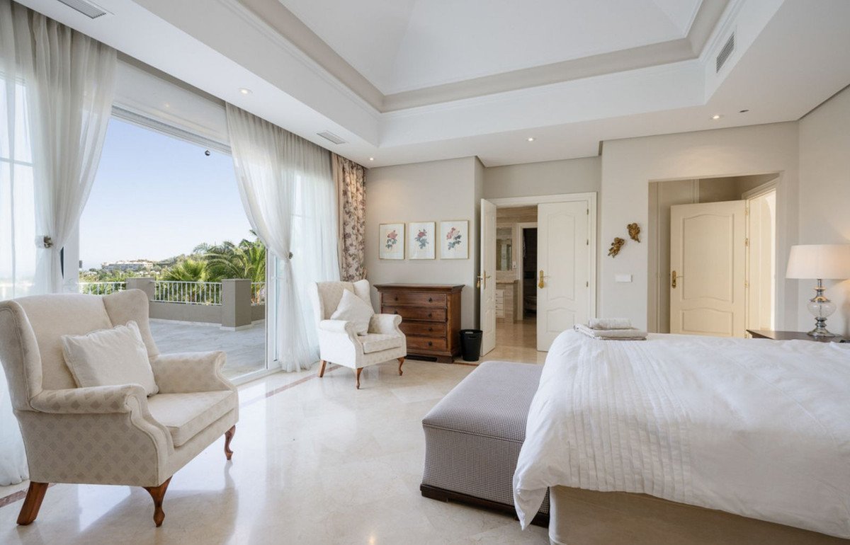 7 Bed فيلا مستقلة in Nueva Andalucía في Nueva Andalucía, فيلا منفصلة