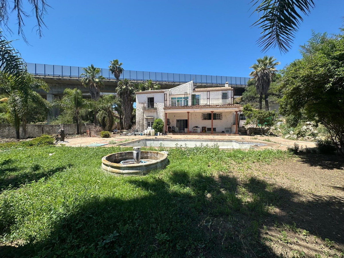7 Bed فيلا مستقلة in Nueva Andalucía في Nueva Andalucía, فيلا مستقلة