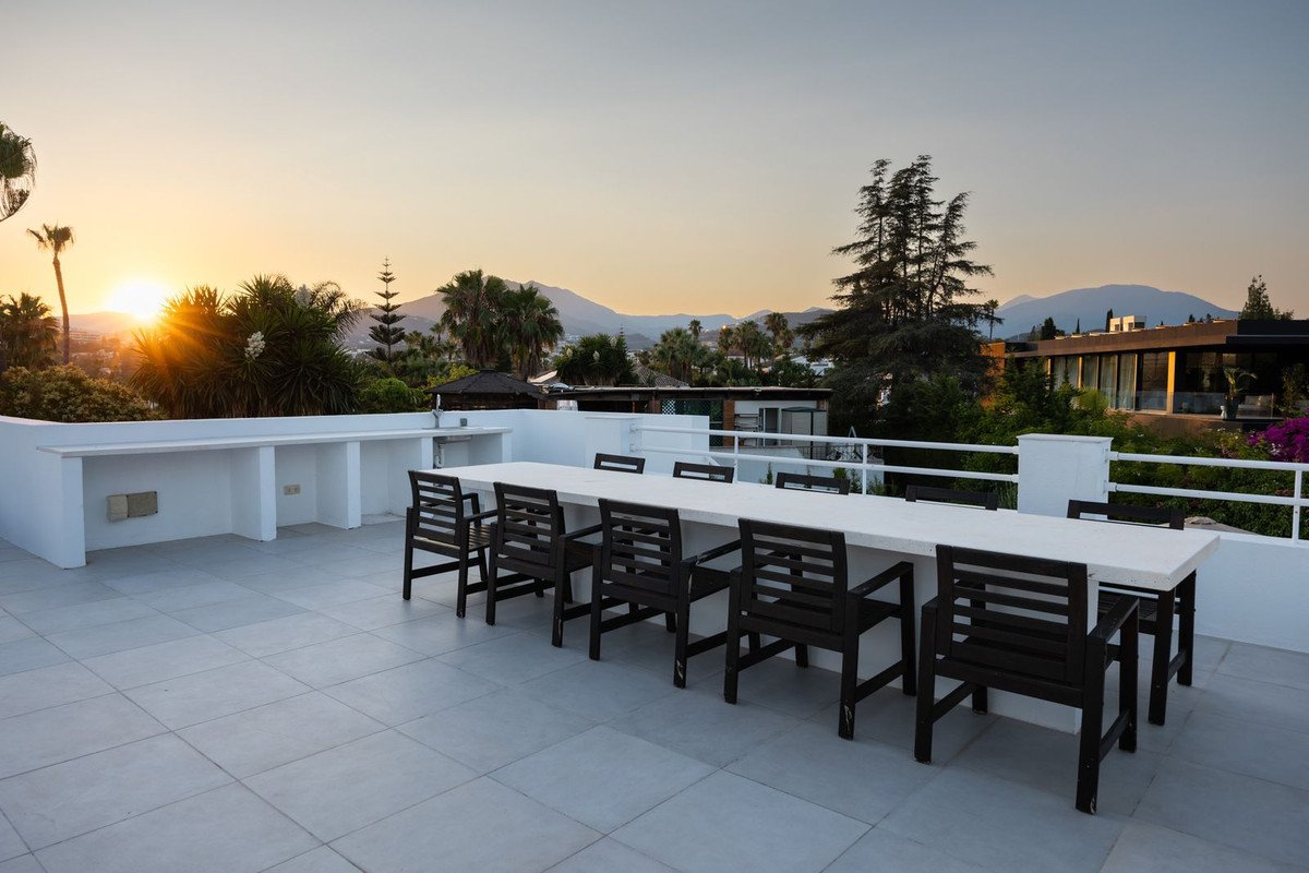 7 Bed Отдельно стоящая вилла in Nueva Andalucía