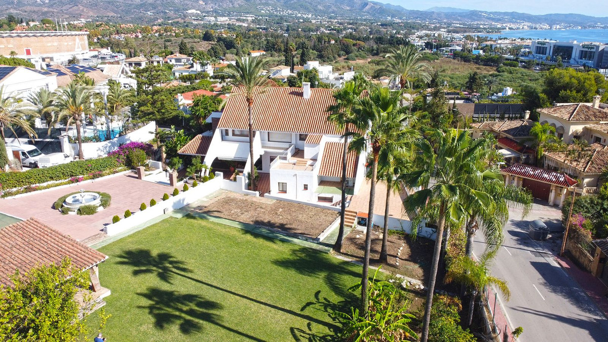 7 Bed فيلا مستقلة in Nueva Andalucía في Nueva Andalucía, فيلا منفصلة