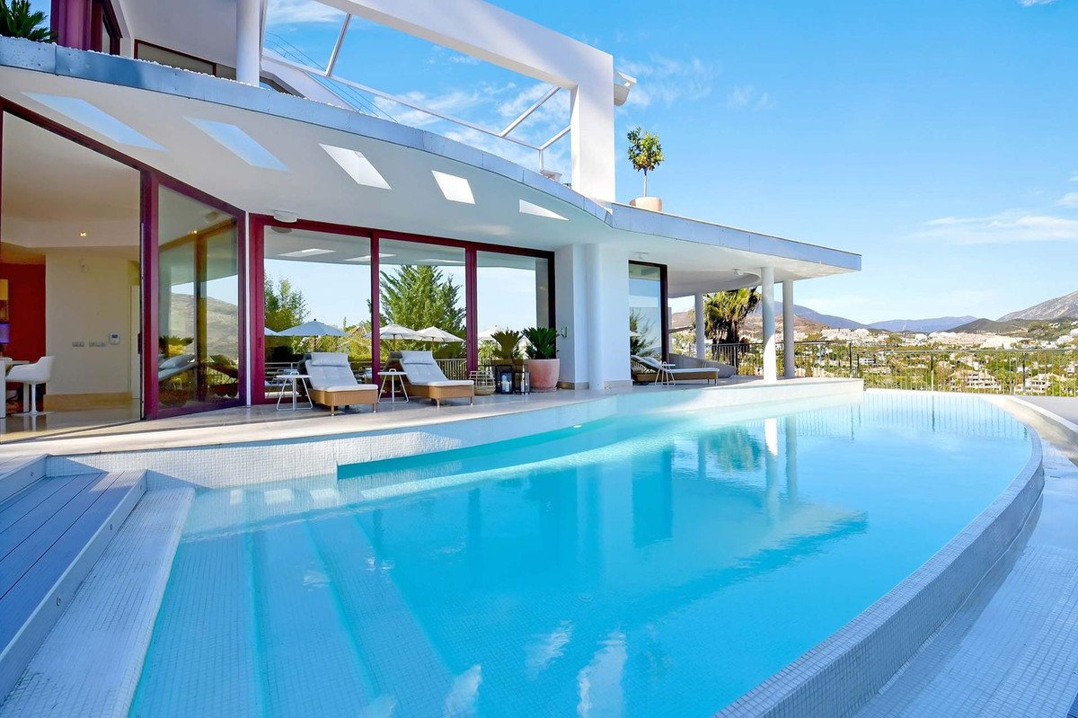 7 Bed Detached Villa in Nueva Andalucía in Nueva Andalucía, Detached Villa
