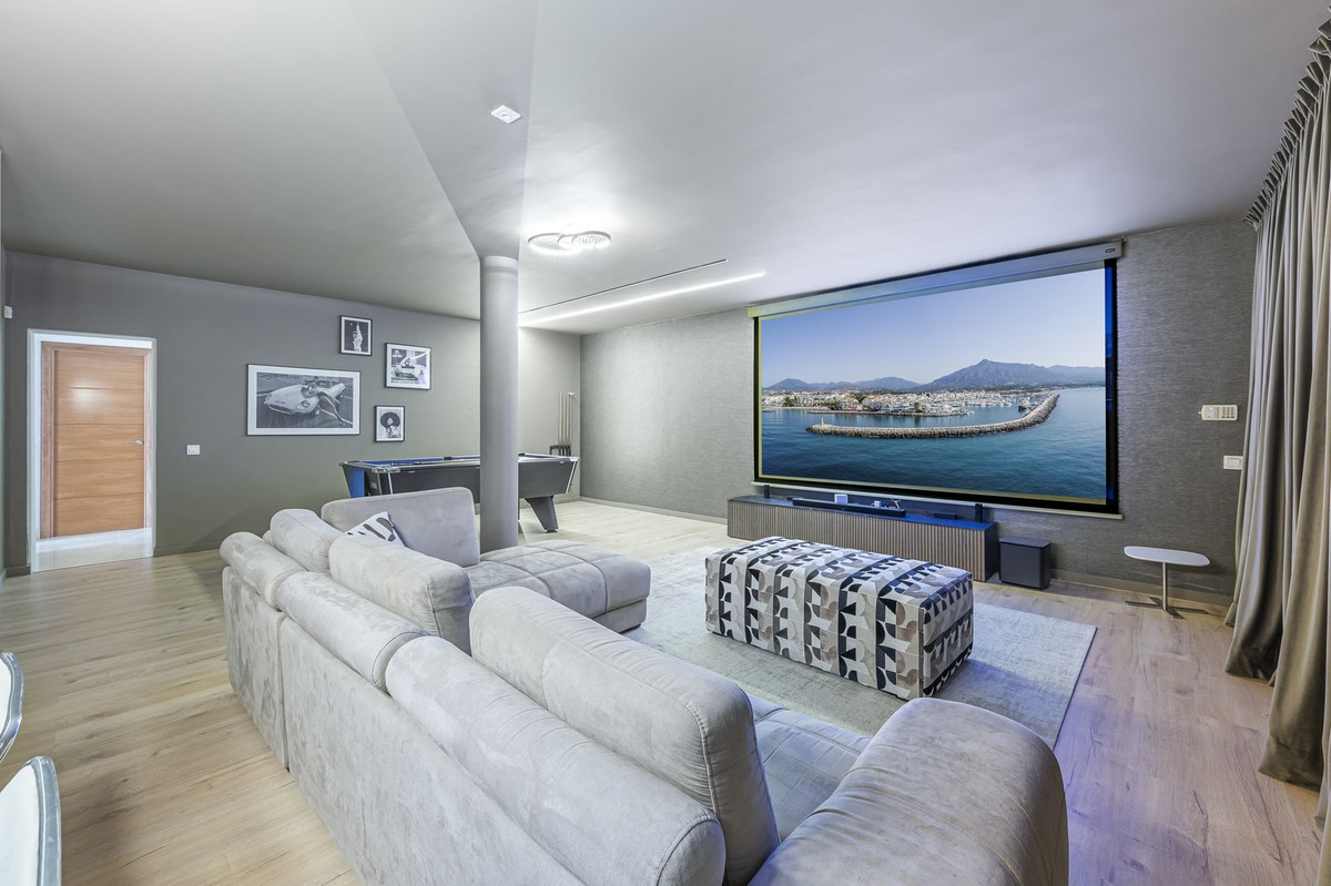 7 Bed فيلا مستقلة in Nueva Andalucía في Nueva Andalucía, فيلا منفصلة