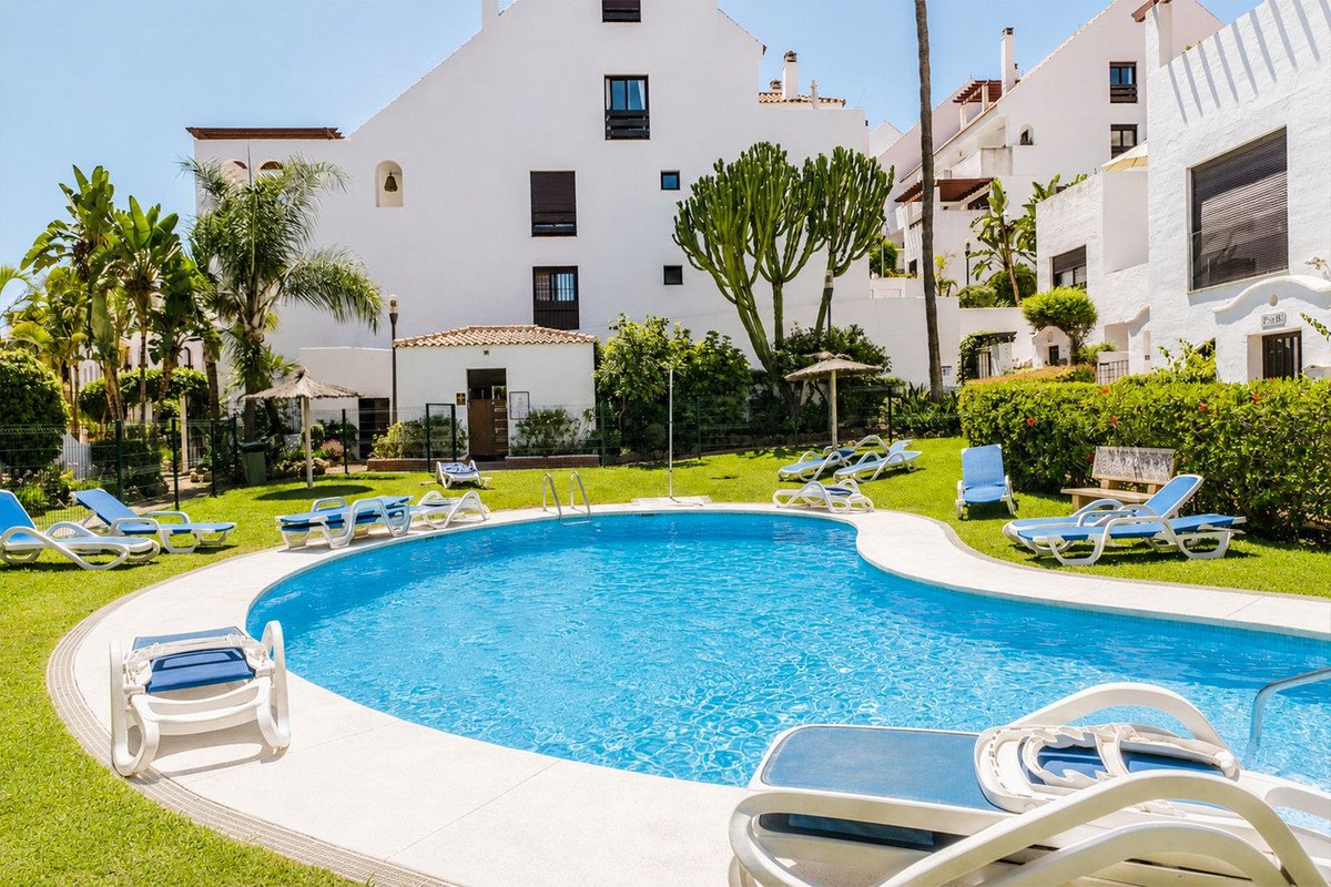 1 Bed Апартамент на среден етаж in Nueva Andalucía