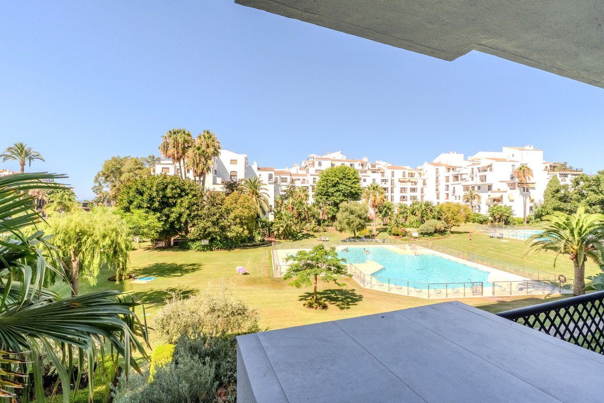 2 Bed Middle Floor Apartment in Puerto Banús in Puerto Banús, Apartment