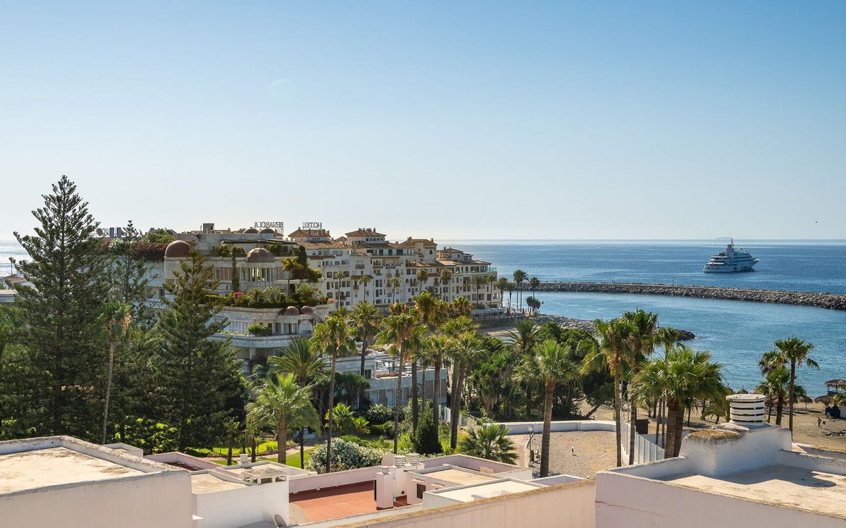 2 Bed Middle Floor Apartment in Puerto Banús in Puerto Banús, Apartment