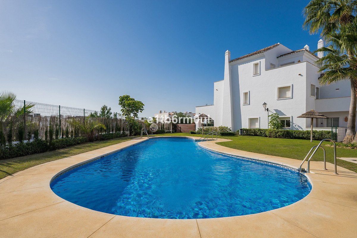 2 Bed Апартамент на среден етаж in Nueva Andalucía в Nueva Andalucía, 
