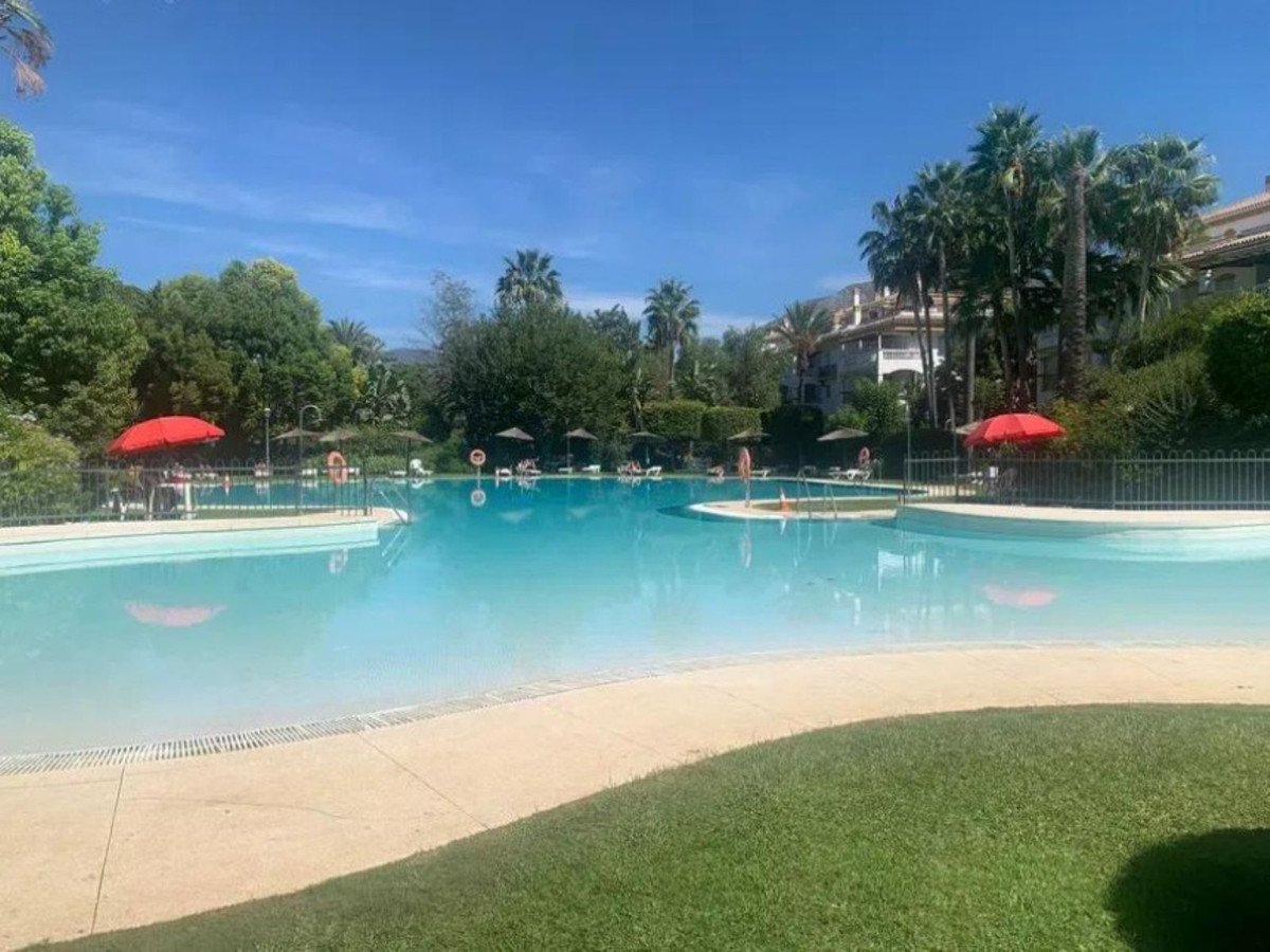 2 Bed Vidurinio aukšto butas in Puerto Banús