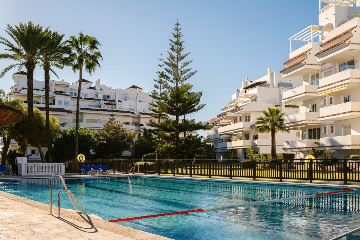 2 Bed Апартамент на среден етаж in Nueva Andalucía в Nueva Andalucía, 