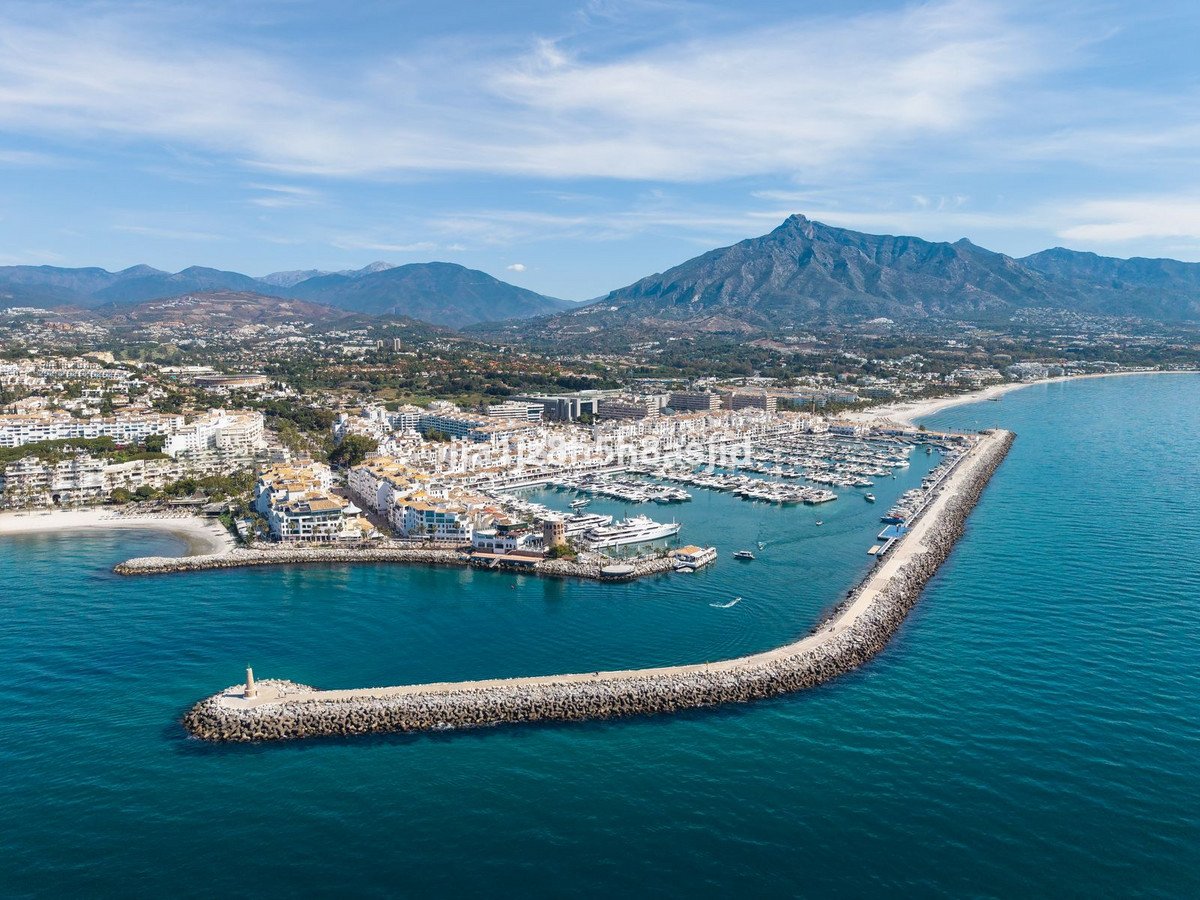 2 Bed Middle Floor Apartment in Puerto Banús in Puerto Banús, Apartment