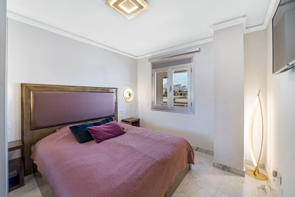 2 Bed شقة في الطابق الأوسط in Puerto Banús في Puerto Banús, شقة