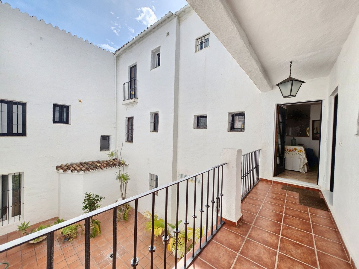 2 Bed Middle Floor Apartment in Puerto Banús