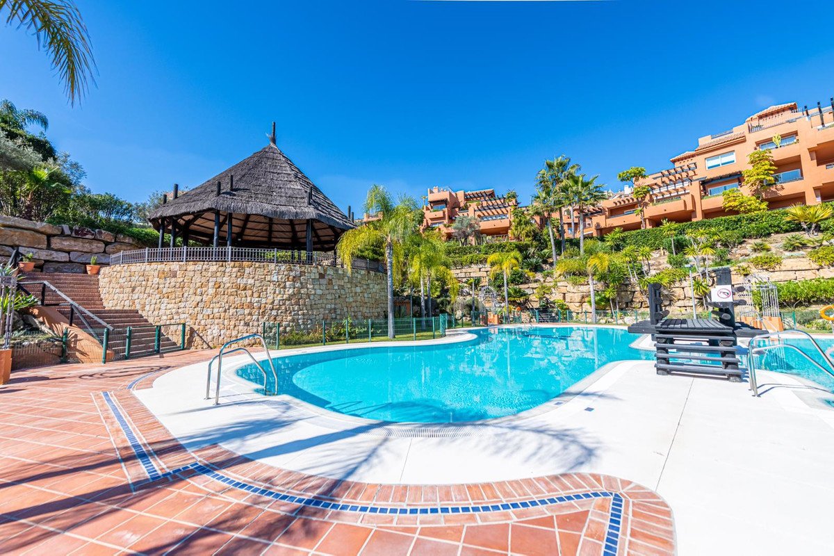 2 Bed شقة في الطابق الأوسط in Nueva Andalucía في Nueva Andalucía, شقة سكنية
