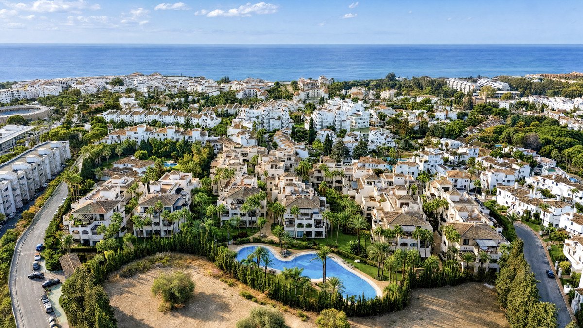 2 Bed Middle Floor Apartment in Puerto Banús