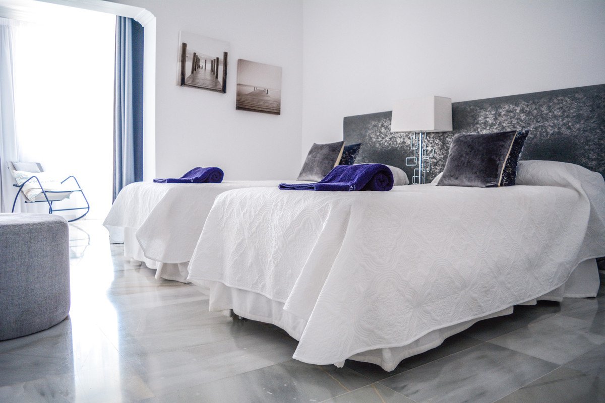 2 Bed Апартамент на среден етаж in Puerto Banús в Puerto Banús, 
