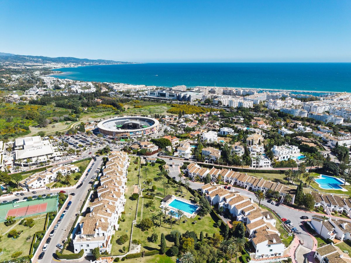 2 Bed شقة في الطابق الأوسط in Nueva Andalucía في Nueva Andalucía, 