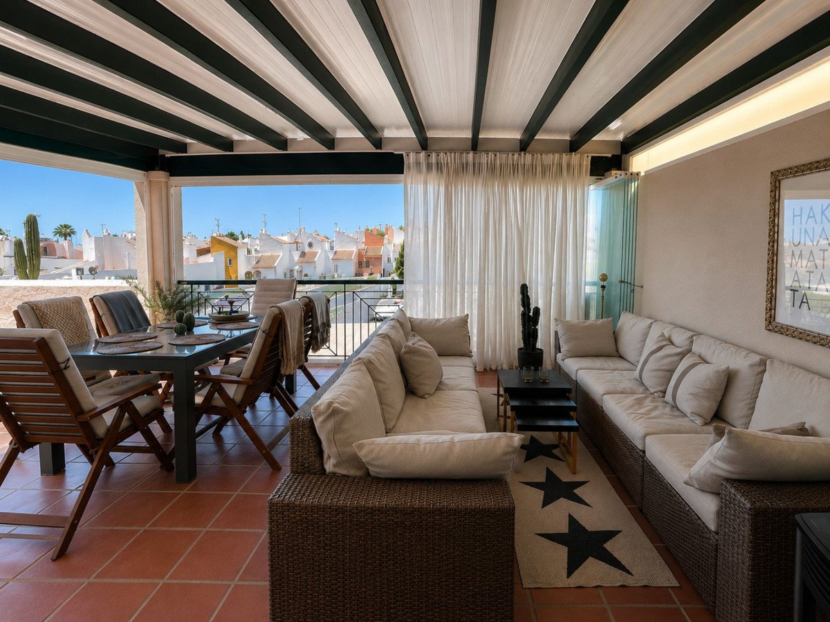 2 Bed شقة في الطابق العلوي in Nueva Andalucía في Nueva Andalucía, شقة