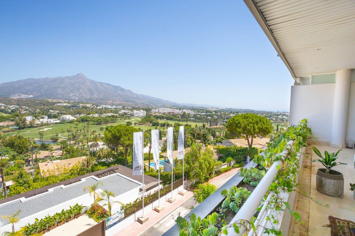 2 Bed شقة في الطابق الأوسط in Nueva Andalucía في Nueva Andalucía, شقة