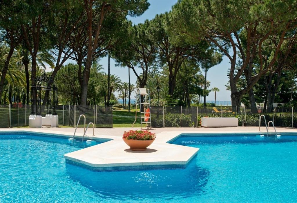 2 Bed Middle Floor Apartment in Puerto Banús in Puerto Banús, Apartment