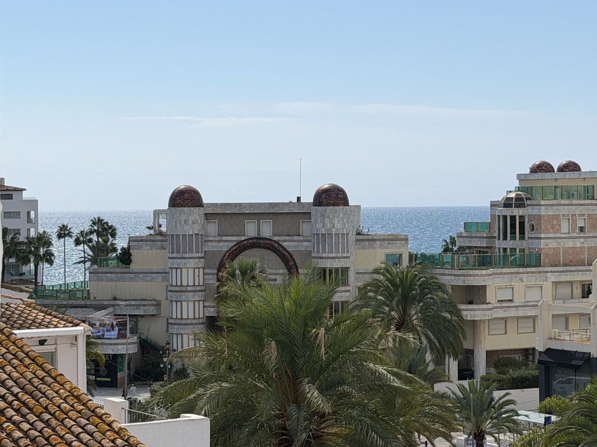 2 Bed Middle Floor Apartment in Puerto Banús