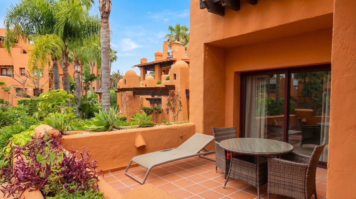 2 Bed شقة في الطابق الأوسط in Nueva Andalucía في Nueva Andalucía, 