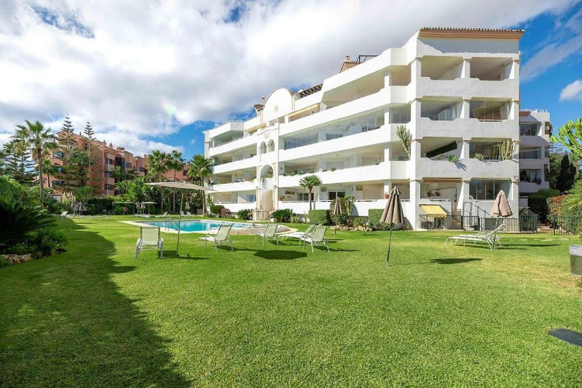 2 Bed شقة في الطابق الأوسط in Puerto Banús في Puerto Banús, شقة