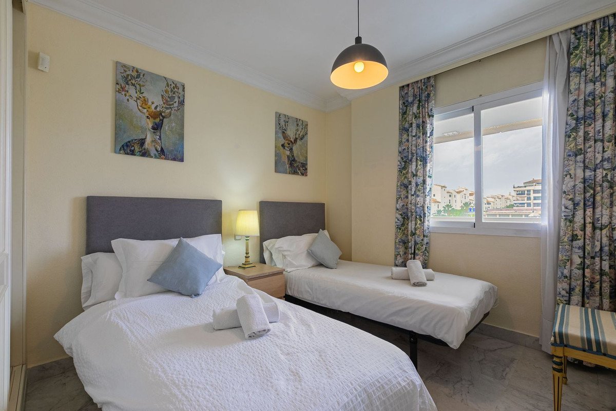 2 Bed شقة في الطابق الأوسط in Puerto Banús في Puerto Banús, شقة