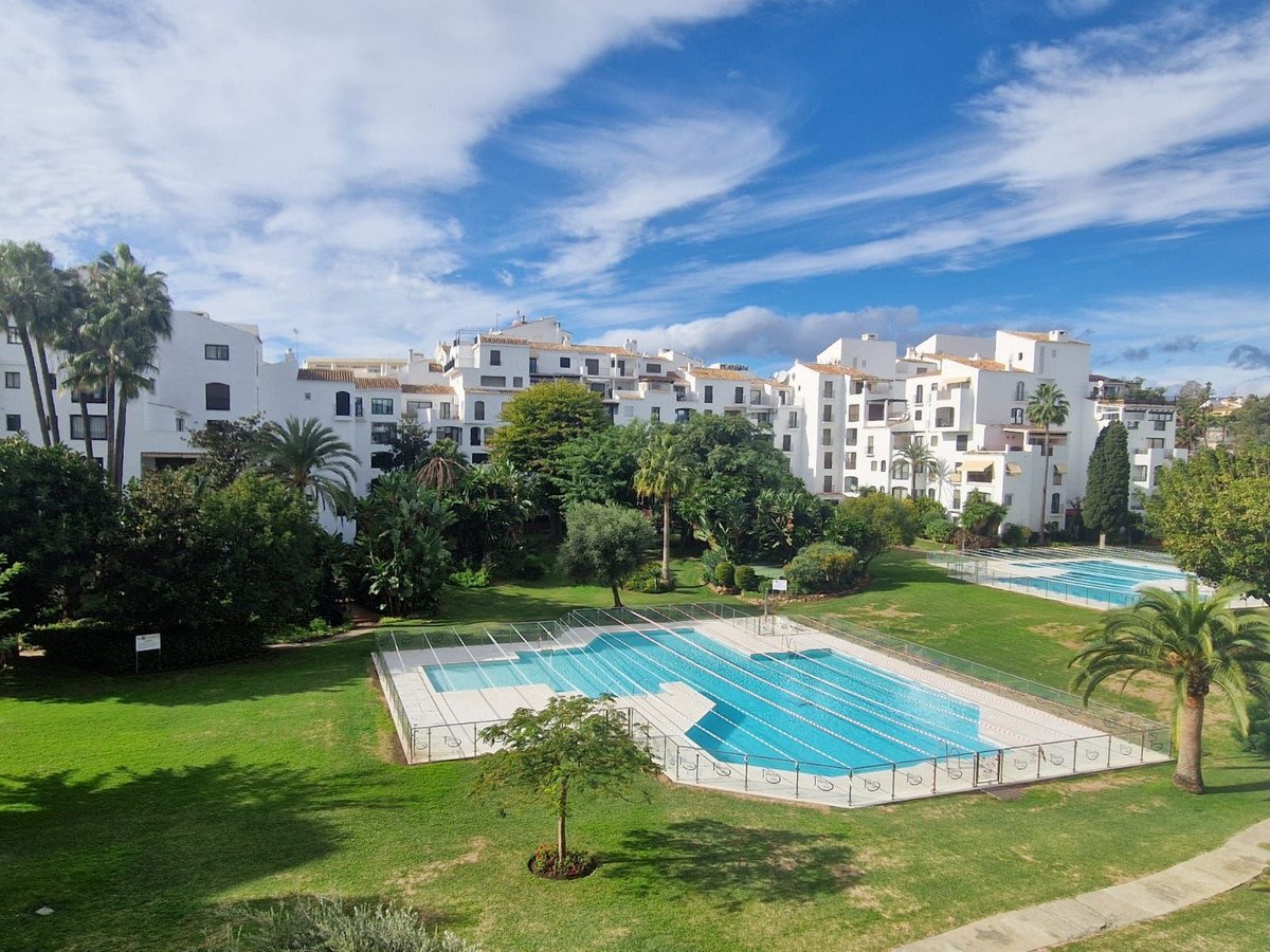 2 Bed شقة في الطابق الأوسط in Puerto Banús في Puerto Banús, شقة