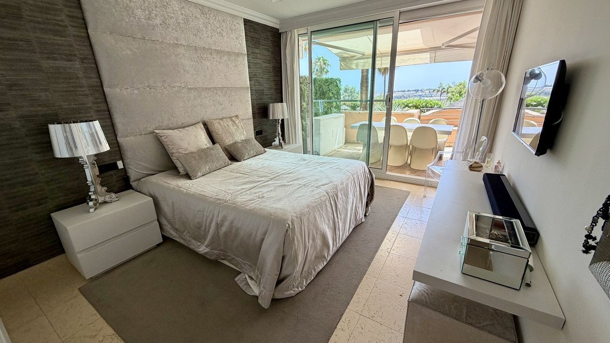 2 Bed شقة في الطابق الأوسط in Nueva Andalucía في Nueva Andalucía, 