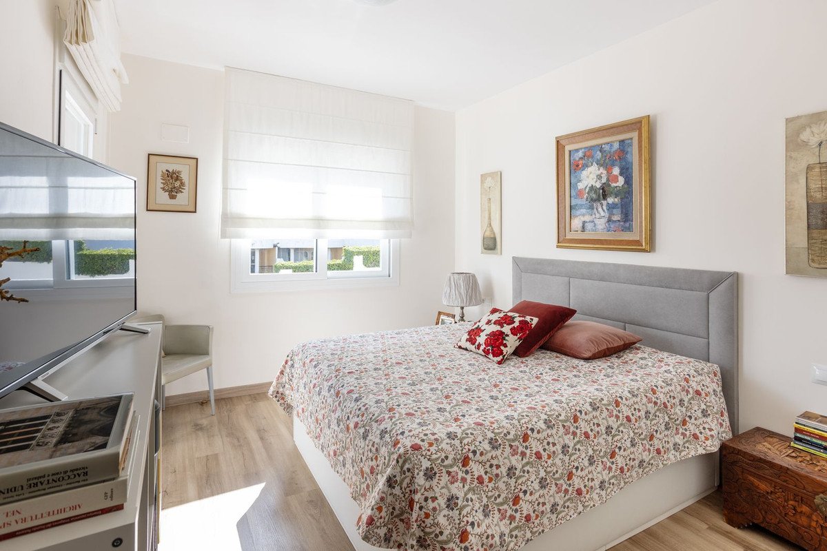2 Bed شقة في الطابق الأوسط in Nueva Andalucía في Nueva Andalucía, 