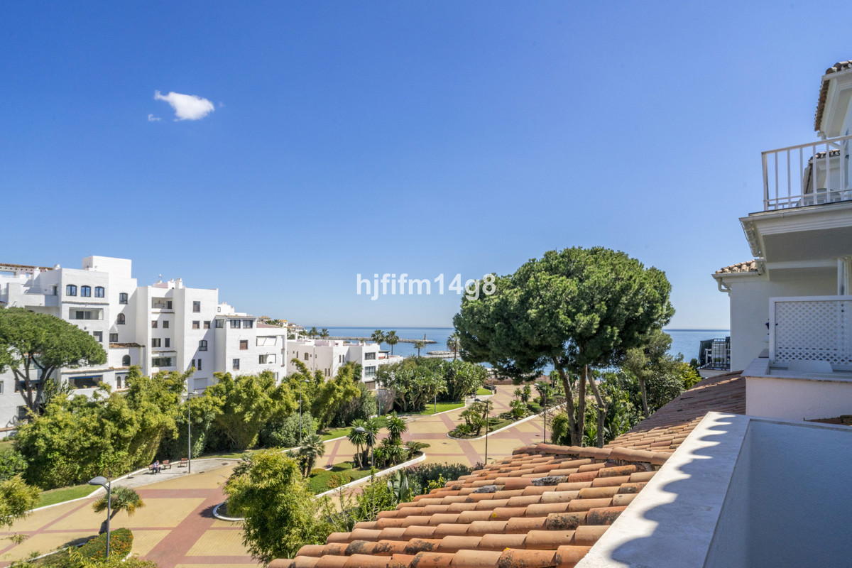 2 Bed شقة في الطابق الأوسط in Puerto Banús في Puerto Banús, شقة