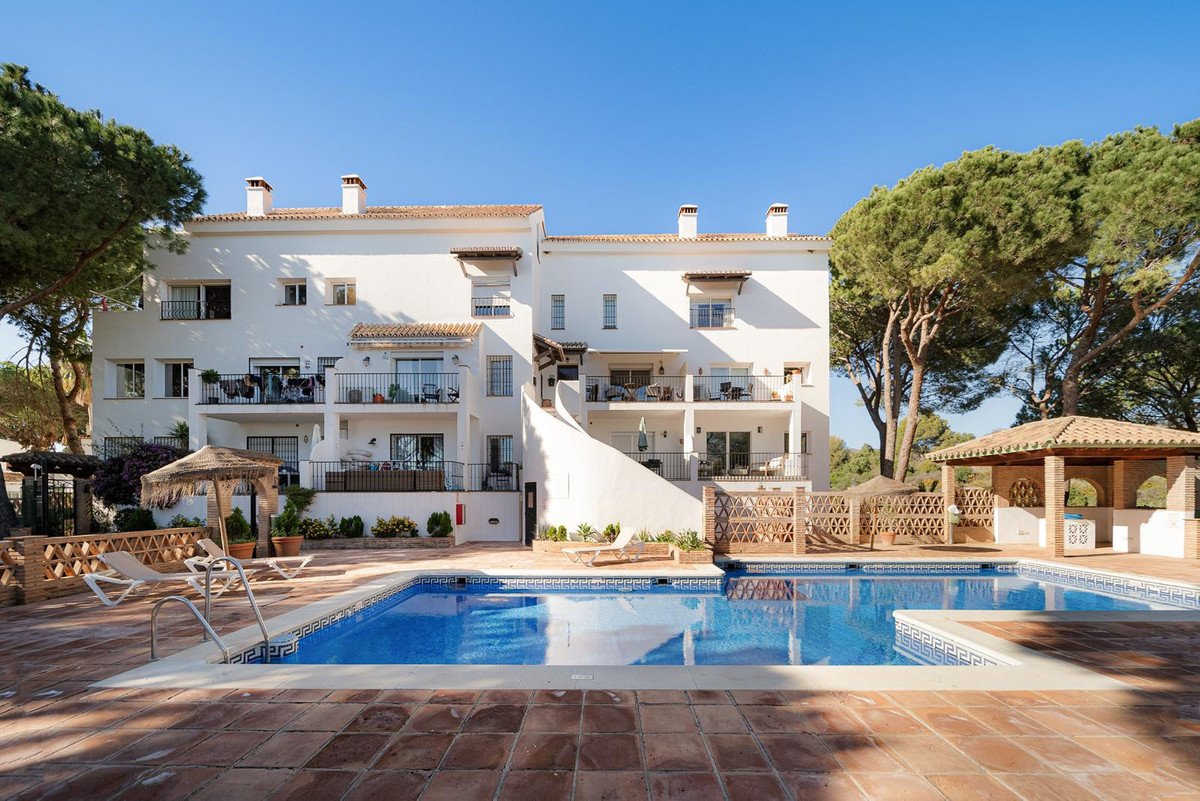 2 Bed شقة في الطابق الأوسط in Nueva Andalucía في Nueva Andalucía, 
