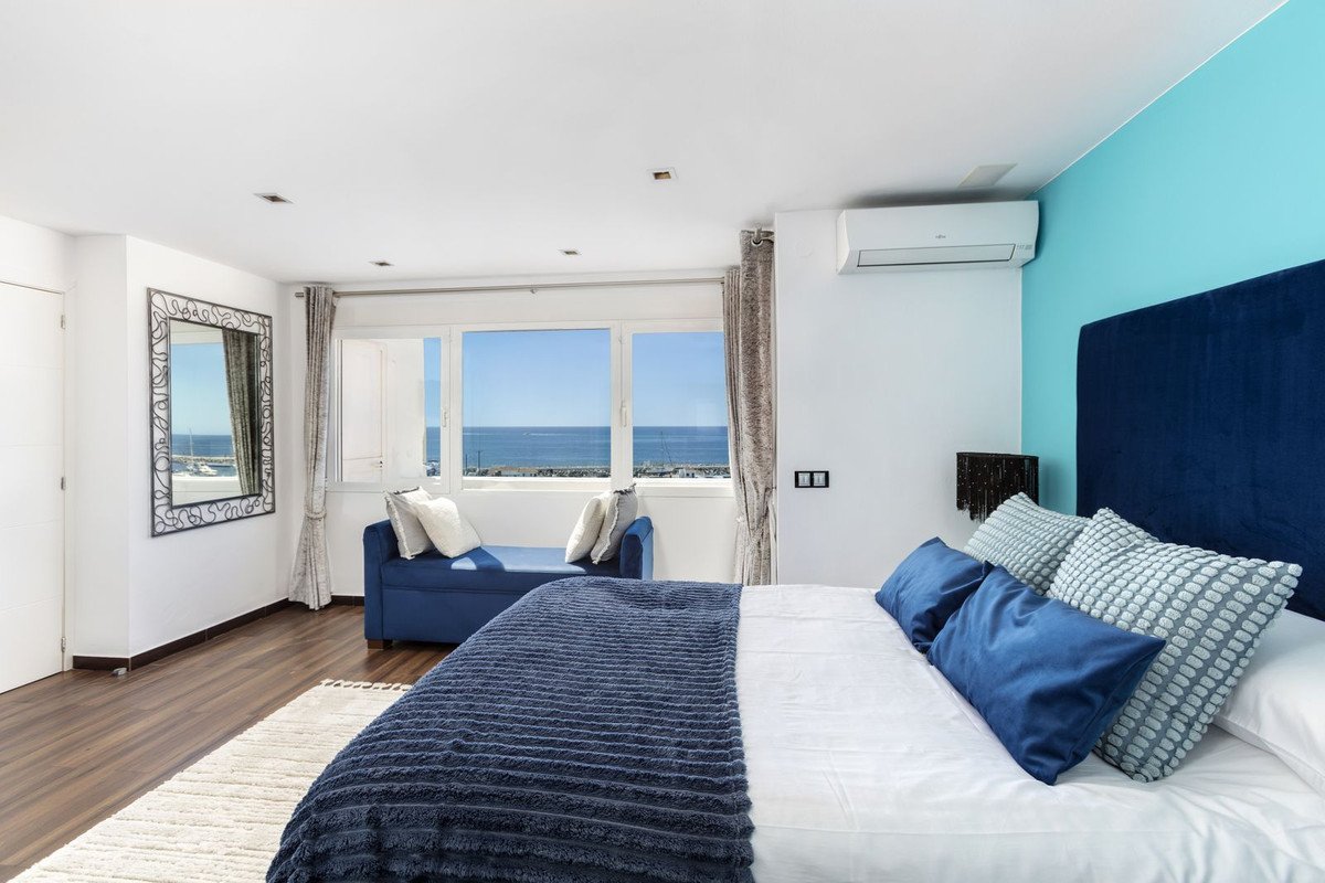 2 Bed Bovenste Verdieping Appartement in Puerto Banús in Puerto Banús, Appartement