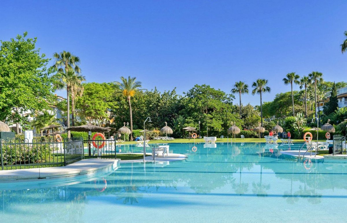 2 Bed Middle Floor Apartment in Puerto Banús in Puerto Banús, Apartment