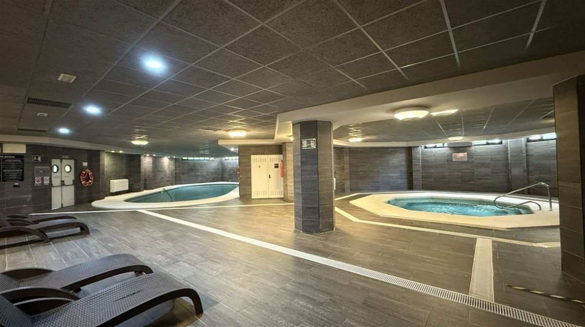 3 Bed شقة في الطابق الأوسط in Puerto Banús في Puerto Banús, شقة