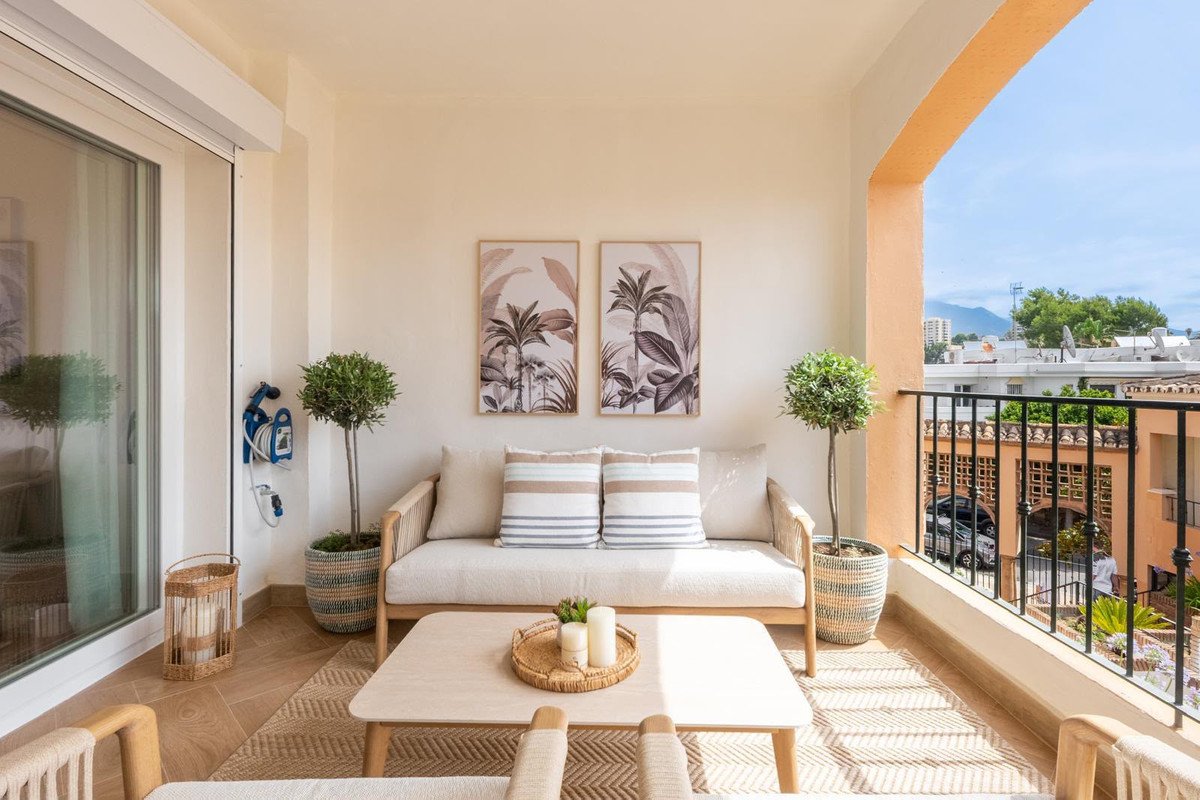3 Bed شقة في الطابق الأوسط in Nueva Andalucía في Nueva Andalucía, شقة