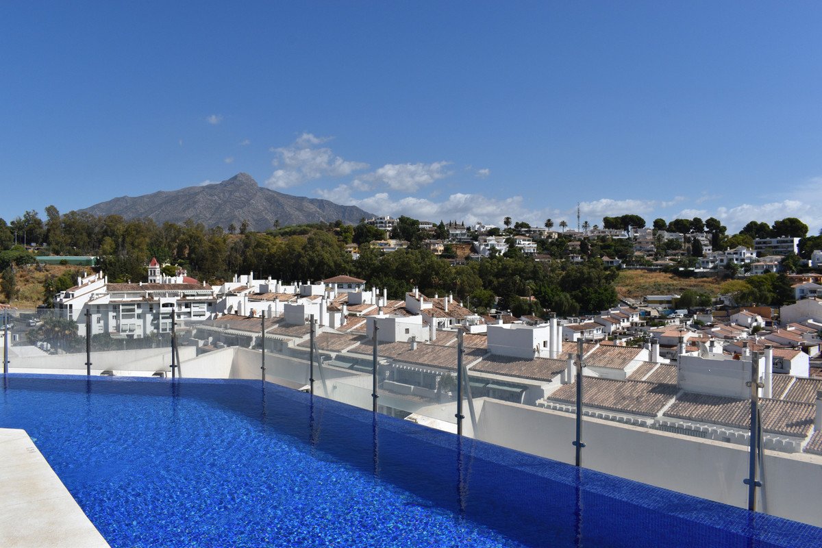 3 Bed شقة في الطابق الأوسط in Nueva Andalucía في Nueva Andalucía, شقة