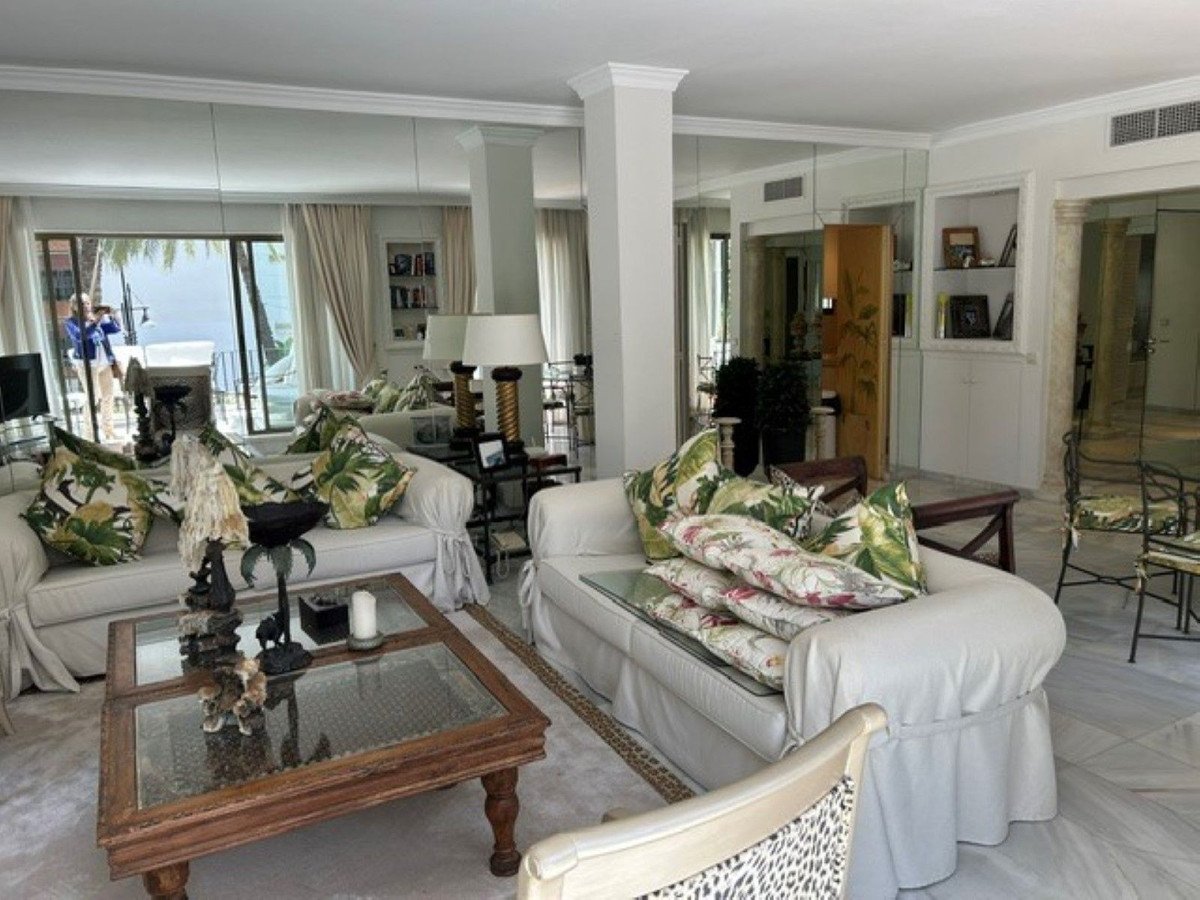3 Bed Middle Floor Apartment in Puerto Banús in Puerto Banús, 