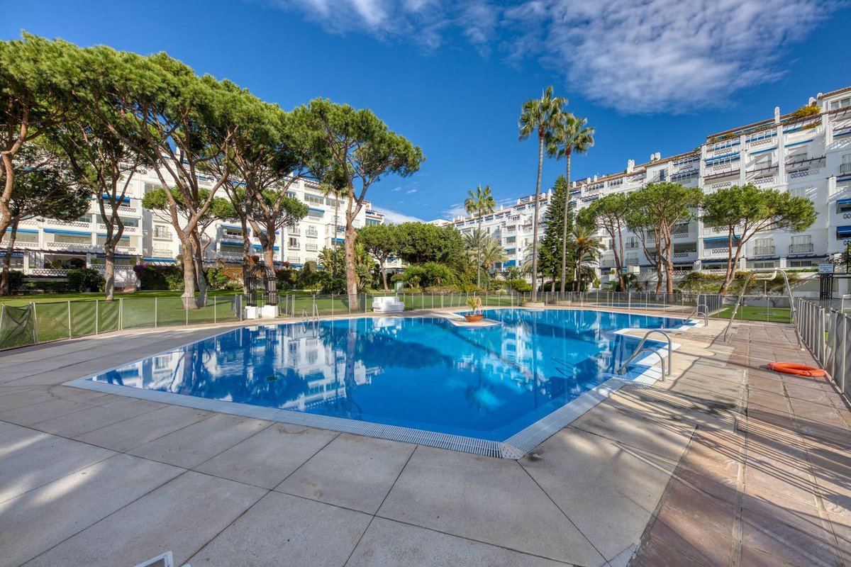 3 Bed شقة في الطابق الأوسط in Puerto Banús في Puerto Banús, شقة