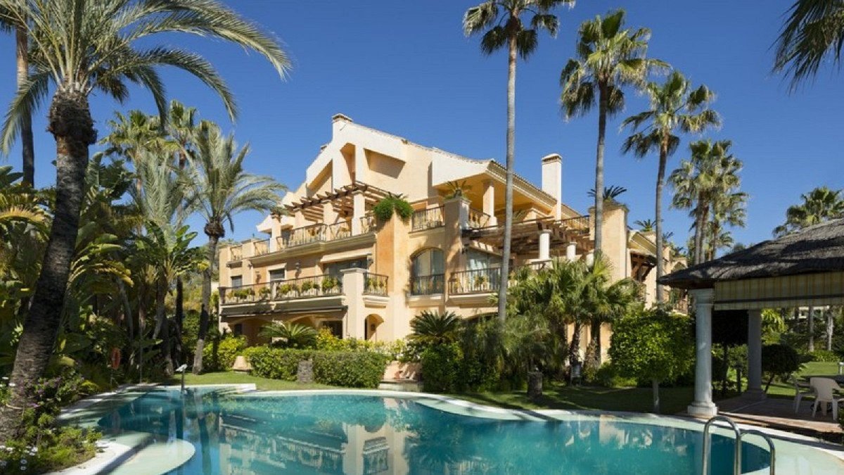 3 Bed شقة في الطابق الأوسط in Puerto Banús في Puerto Banús, شقة