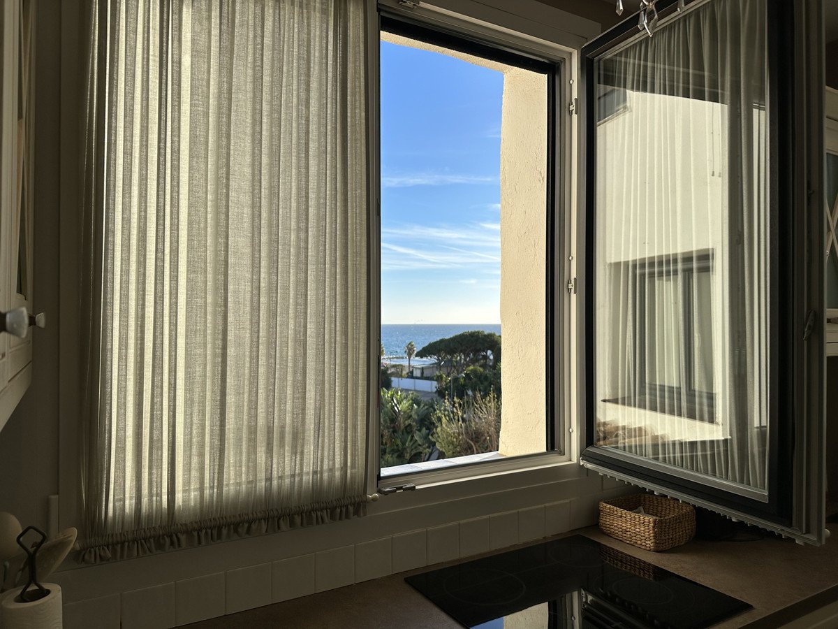 3 Bed Apartament na środkowym piętrze in Puerto Banús w Puerto Banús, Apartament