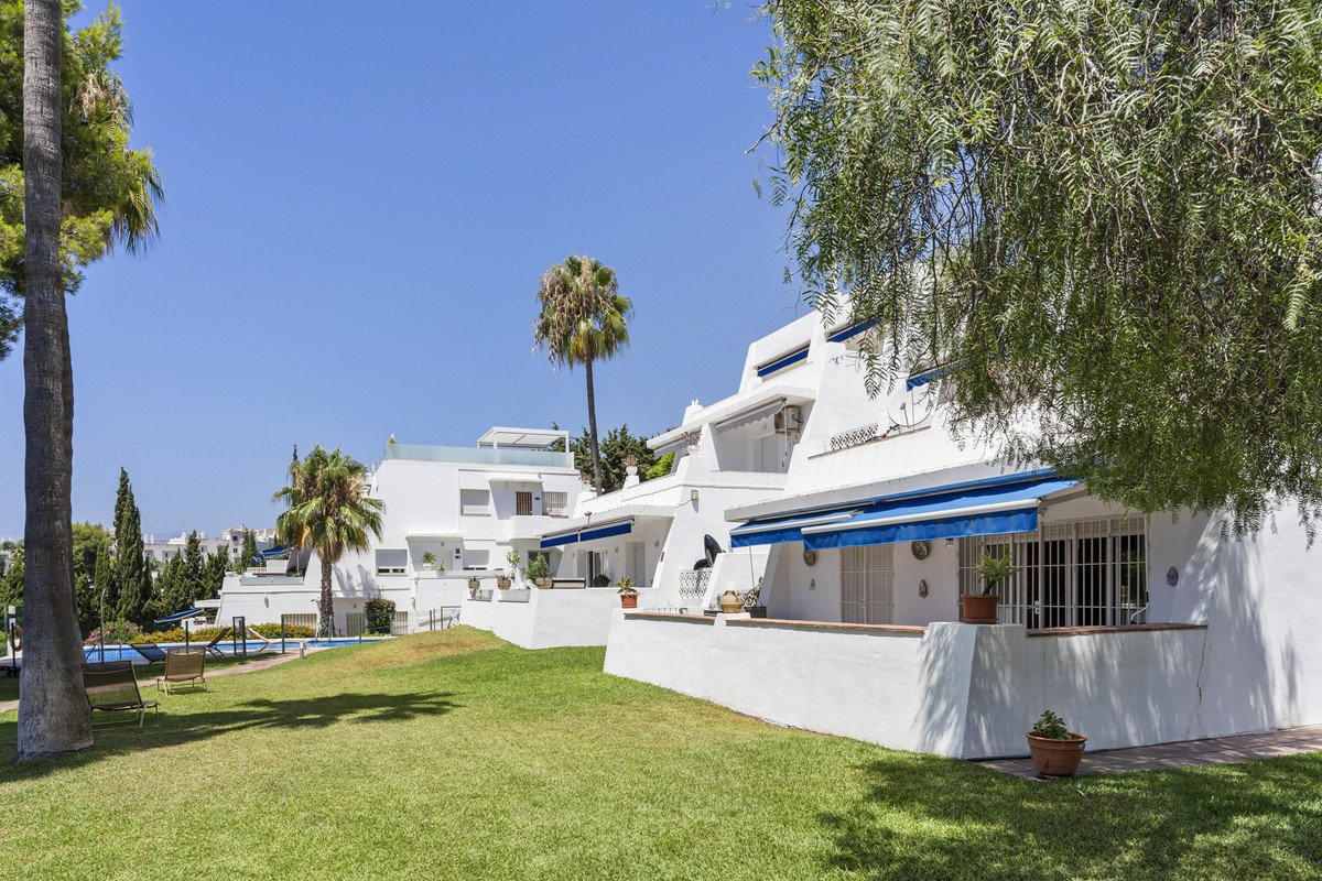 3 Bed شقة في الطابق الأوسط in Nueva Andalucía في Nueva Andalucía, شقة