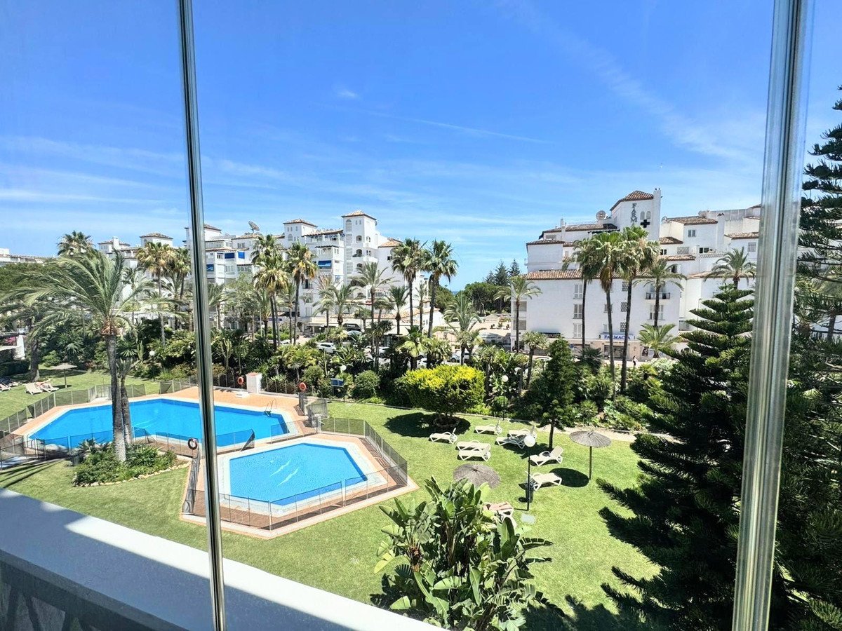 3 Bed Апартамент на среден етаж in Puerto Banús
