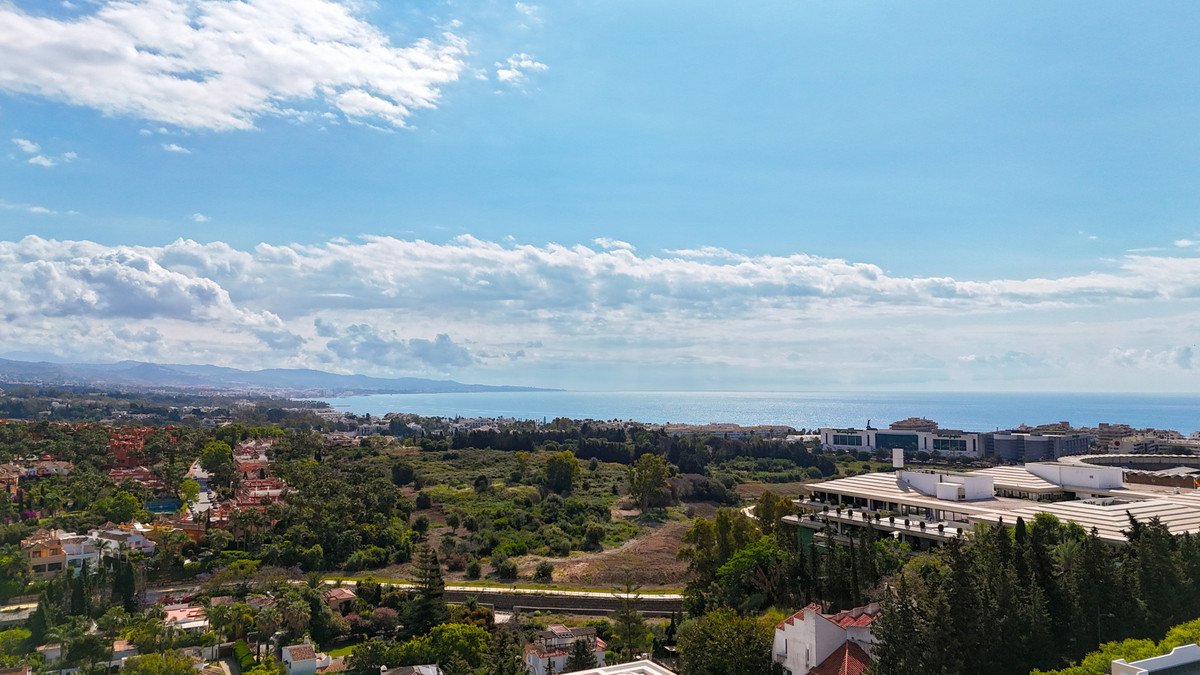 4 Bed شقة في الطابق الأوسط in Nueva Andalucía في Nueva Andalucía, شقة سكنية