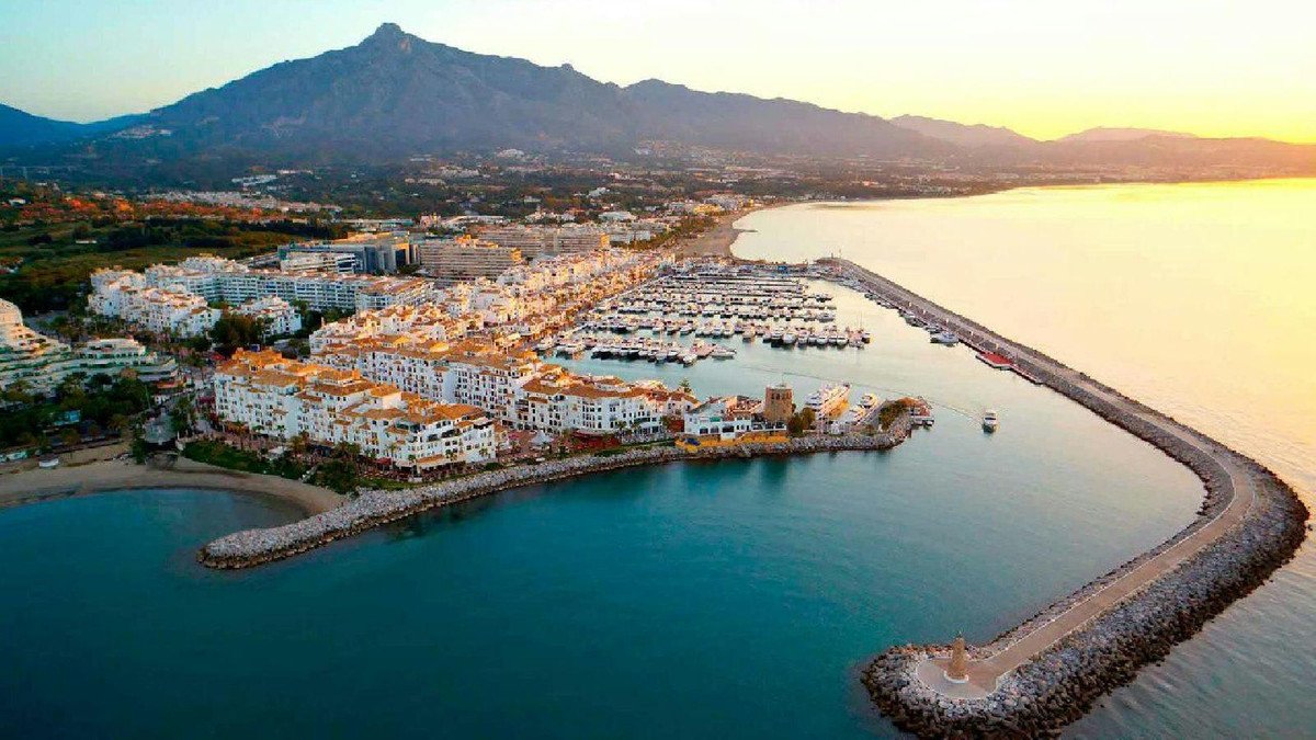 4 Bed شقة في الطابق الأرضي in Puerto Banús في Puerto Banús, شقة