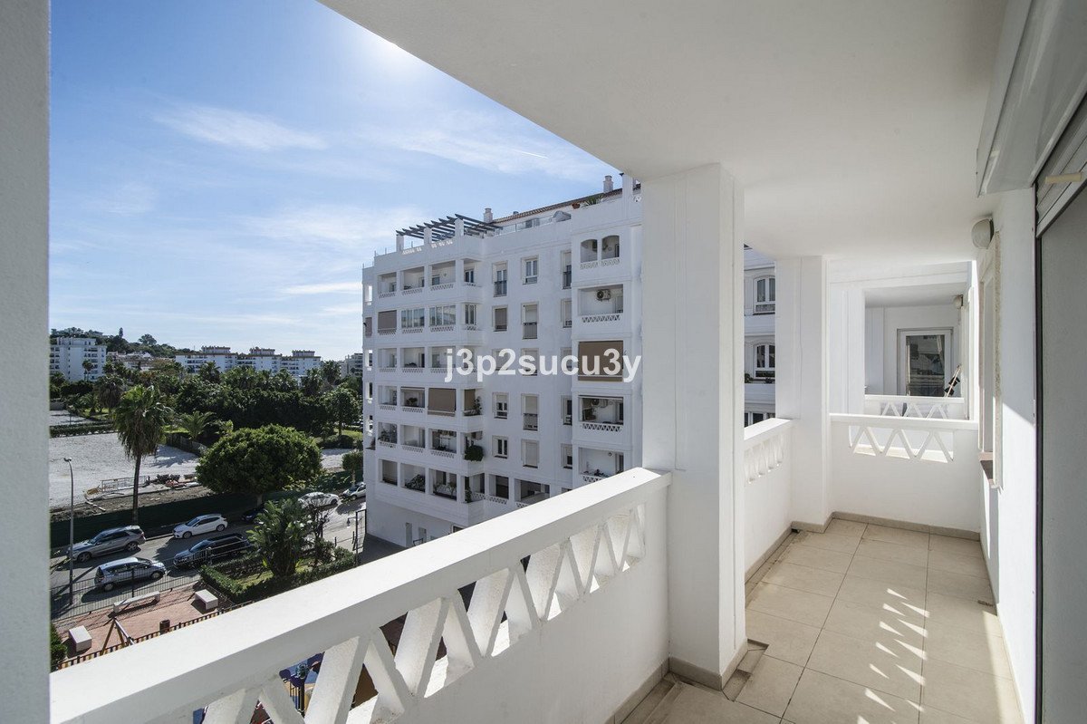 4 Bed Appartement étage intermédiaire in Nueva Andalucía à Nueva Andalucía, 