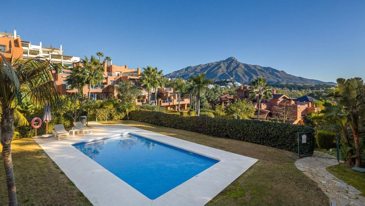 4 Bed شقة في الطابق الأرضي in Nueva Andalucía في Nueva Andalucía, 